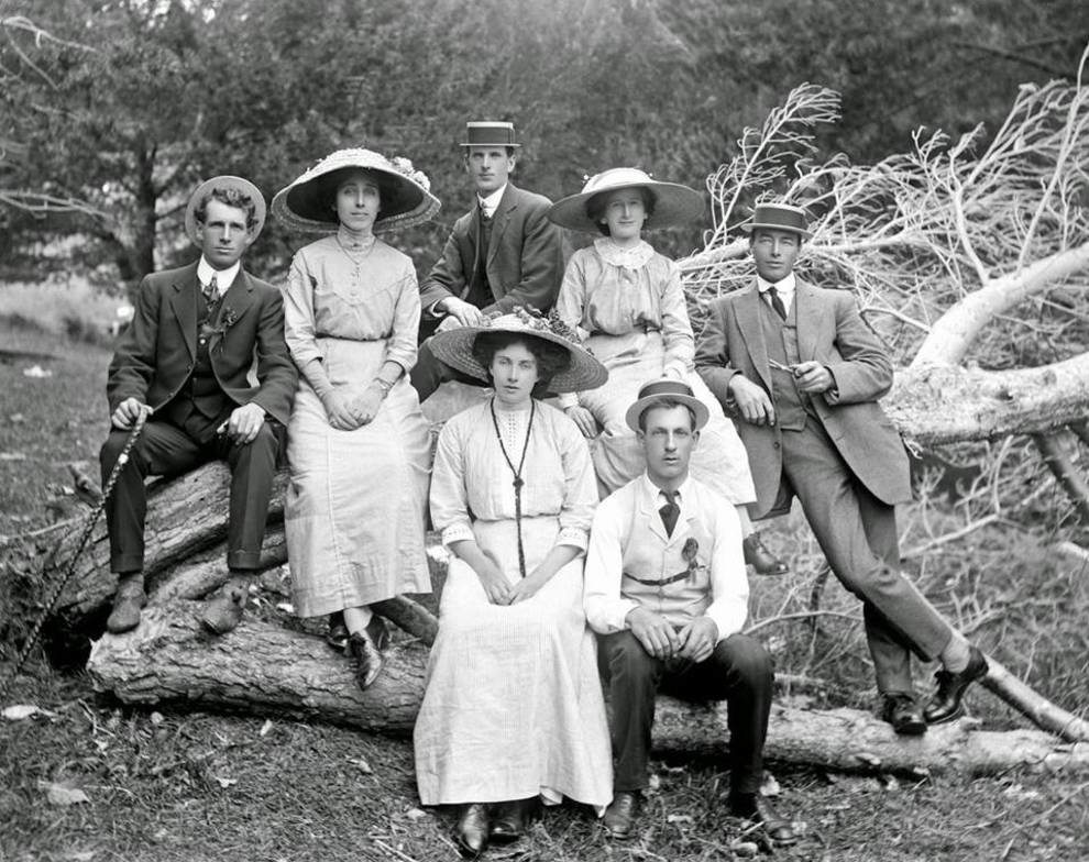 С бантами и перьями: какие шляпки носили женщины 100 лет назад