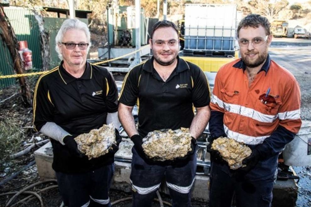 Australian miners found gold nuggets weighing more than 250 kilograms
