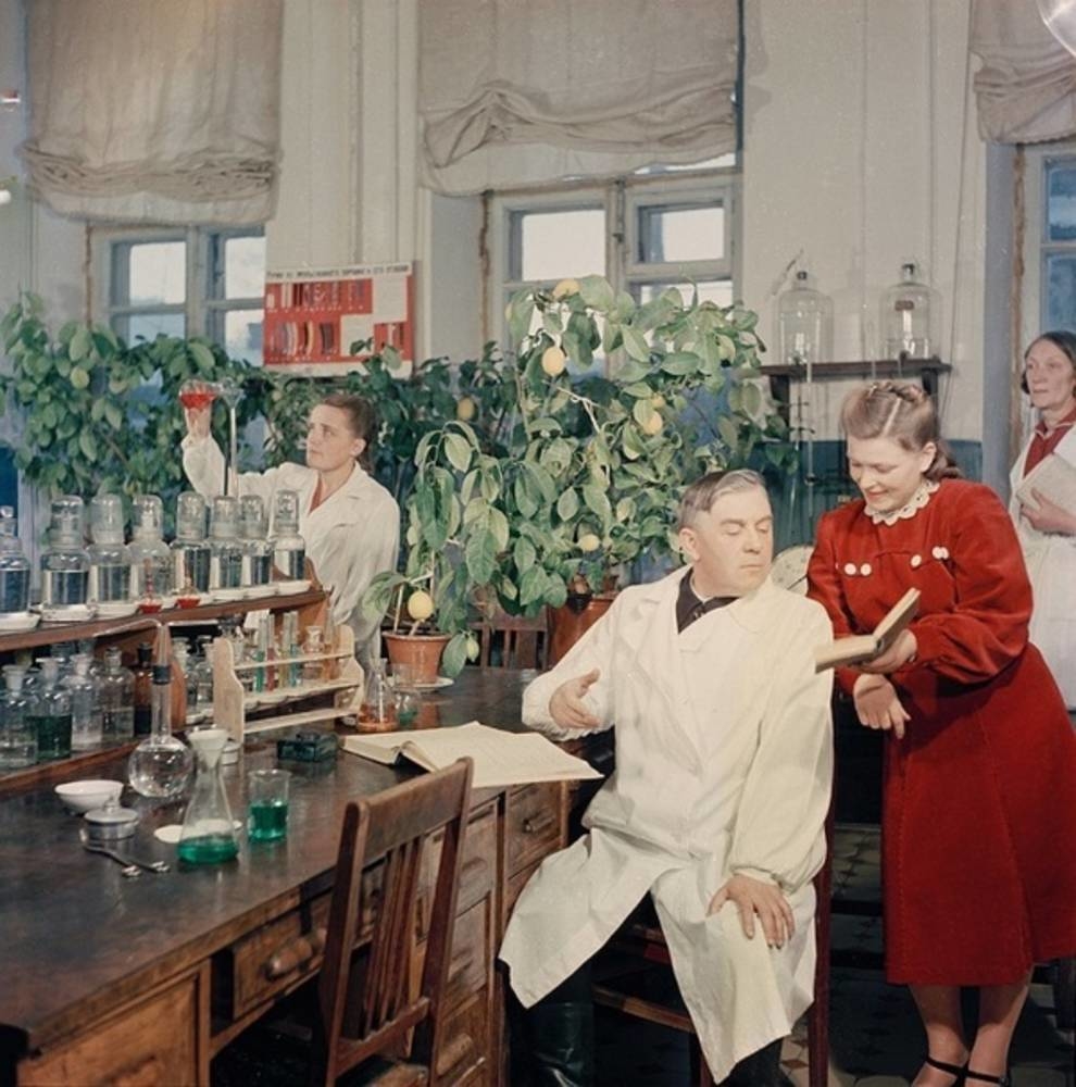 Советская эпоха период. Советские люди 50-х годов. Лаборатория 50-х годов. Лаборатории в 50-е годы. Советские люди 1950.