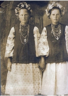 С венками и бусами: как одевались украинки 100 лет назад