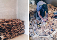 Дизайнер збирає химерну дерев'яну підлогу з непотрібних дощок