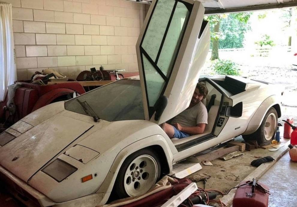 Lamborghini Countach and Ferrari 308: supercars stood in the old garage for more than 20 years before they were found.