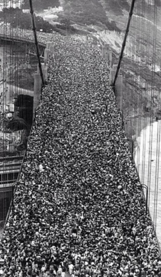 В день открытия по этому мосту прошло почти 200 000 человек