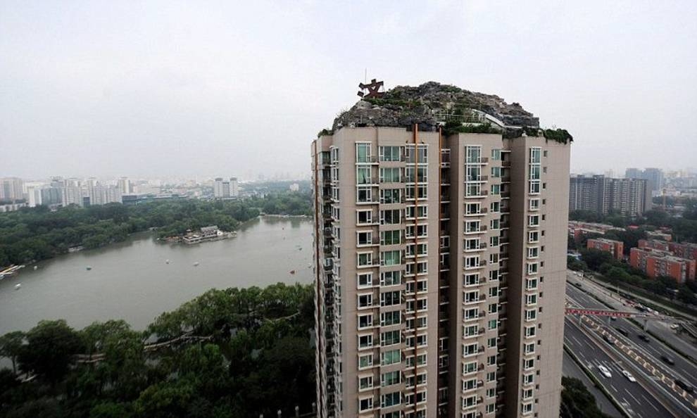 Over the roof of my house: a resident of Beijing adorned the skyscraper with mountains, grass and trees