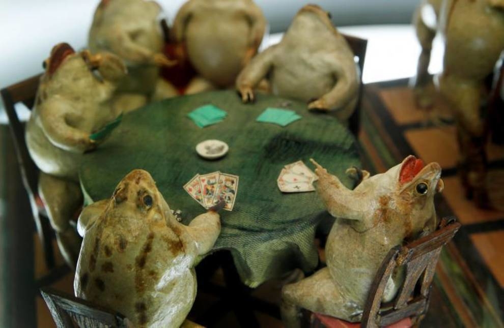 Пишут стихи и играют в бильярд — коллекция чучел лягушек Франсуа Перье