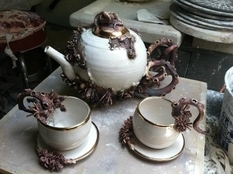 Водоросли, морские звезды и щупальца осьминогов: нестандартное виденье посуды скульптора Мэри О'Мэлли