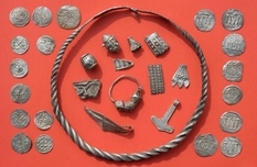 Браслеты и ожерелья, пряжки и кольца — клад эпохи короля Харальда I Синезубого