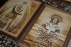 Українець випалює картини на дереві принтером і колекціонує їх
