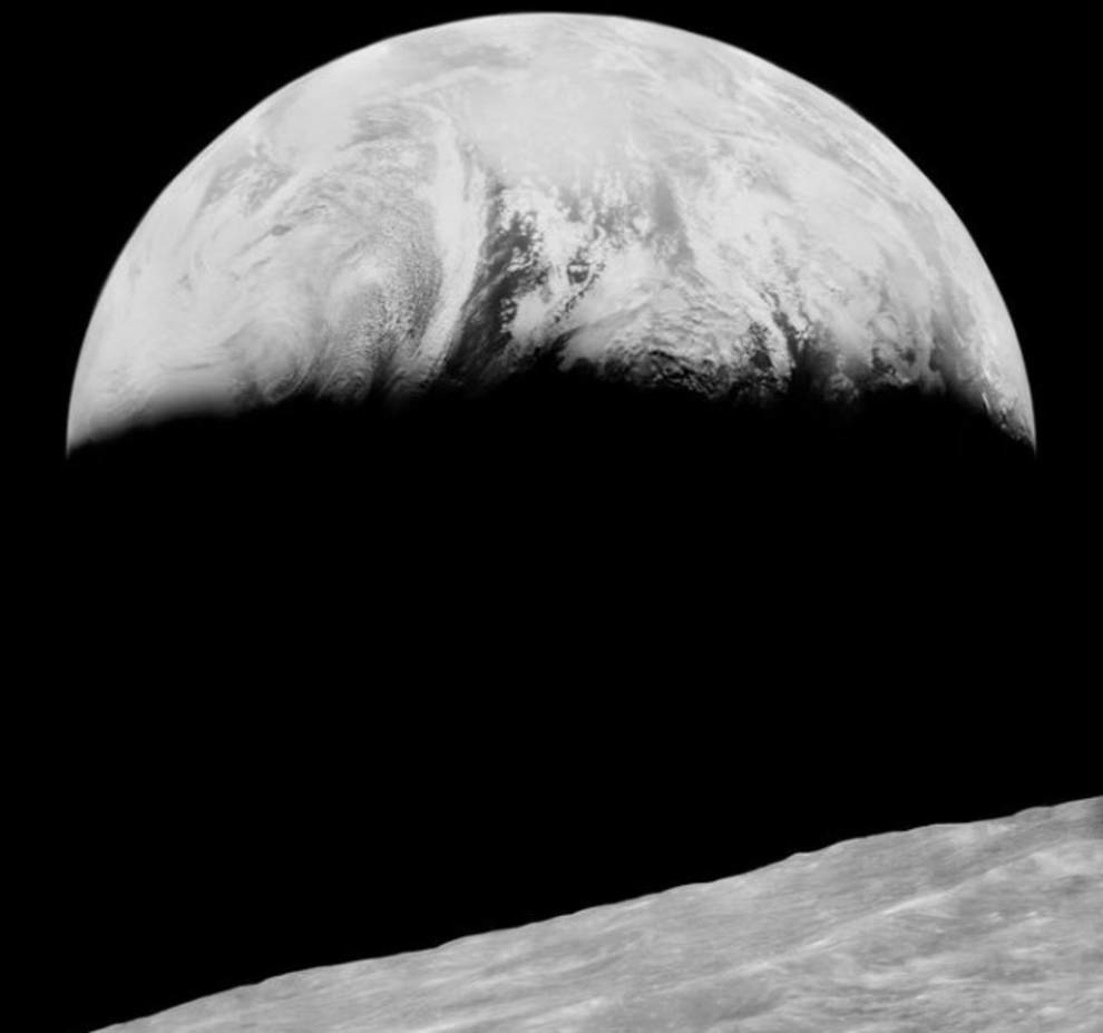 Первая съемка Земли с лунной орбиты