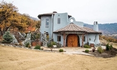 A hut from a fairy tale: an American built an unusual house