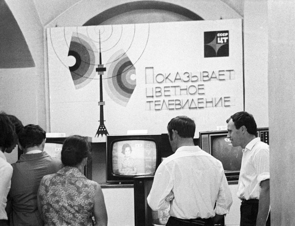 Радянські магазини електроніки в добірці чорно-білих фотографій