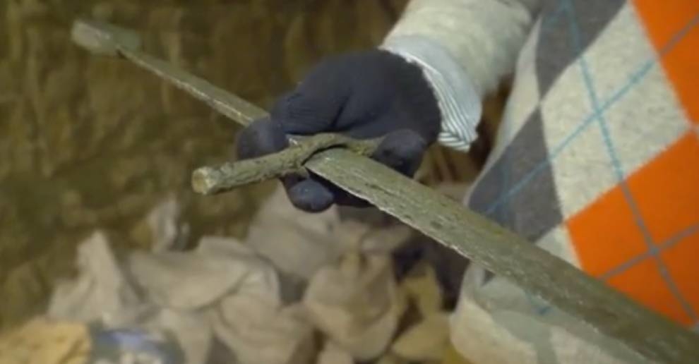 При прокладанні комунікацій в центрі Львова знайшли середньовічний меч