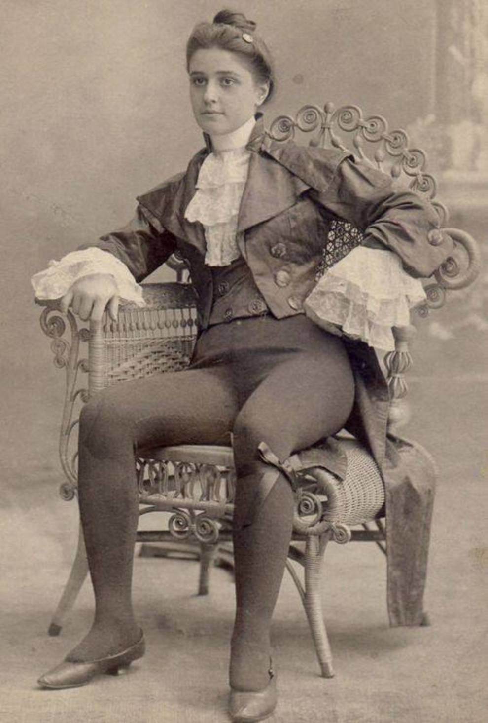 Spodnie zamiast spódnic: prowokacyjne obrazy europejskich kobiet na zdjęciach w stylu retro