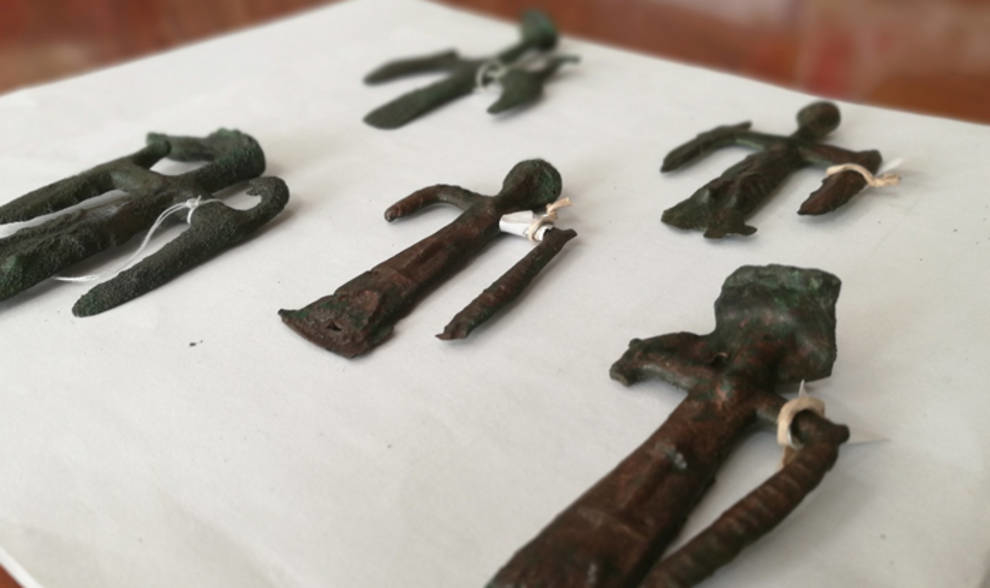 Pierzasty skarb: rybacy z Południowego Uralu znaleźli 14 figurek z brązu