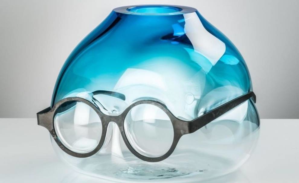 Provocative vases with glasses