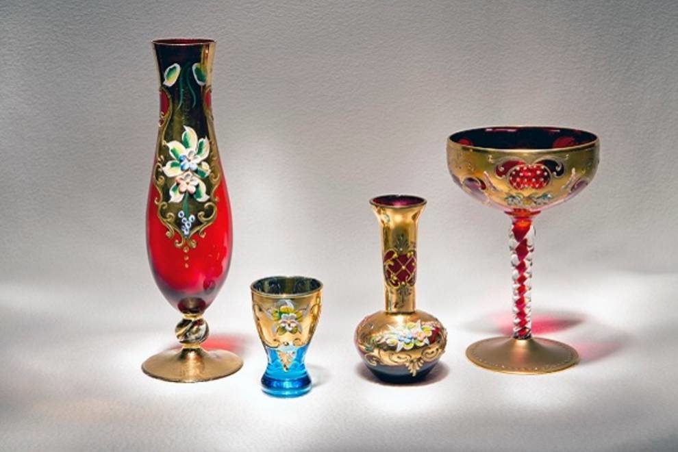 What complicates the attribution of glassware XVI-XVIII centuries?