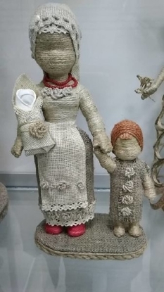 Кукла с пятью лицами и пупс на деревянных ногах из коллекции запорожанки