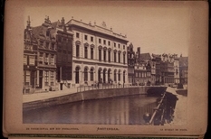 Deep canals and capacious boats: a photo of Amsterdam of the 1900s