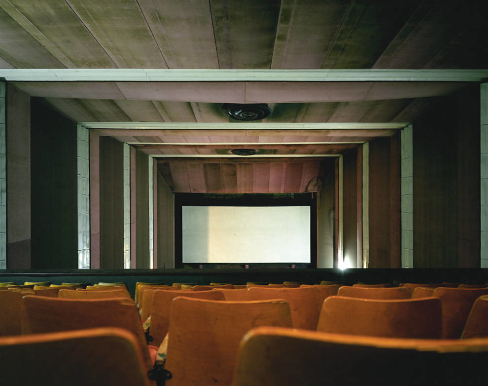 В зале кинотеатра было 15. Кинотеатр Гавана зал. Атмосферный кинотеатр. Кинотеатр куб. Кинотеатр Гавана внутри.