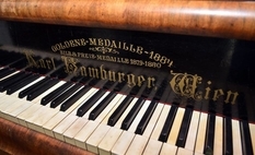 У Львові експонується фортепіано, на якому грав Роман Шухевич