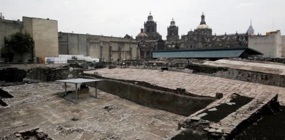 In the center of Mexico City excavated an ancient burial