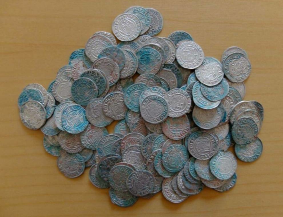 Клад, разрытый кабанами: супруги из Словакии нашли 1600 древних монет