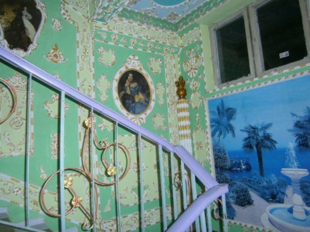 Rococo-style entrance: an amazing transformation invented by a Kiev pensioner