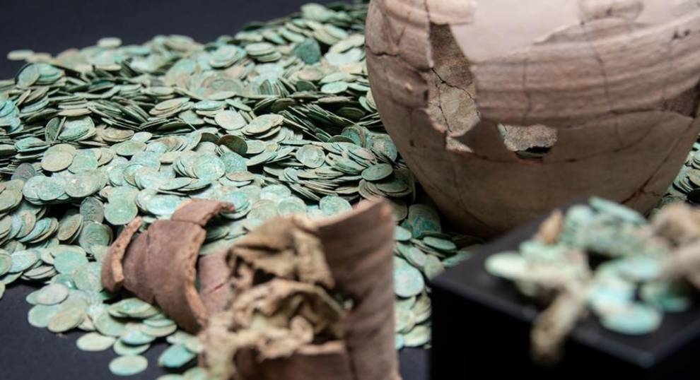 Coin hoard of medieval coins found by search engines from Germany
