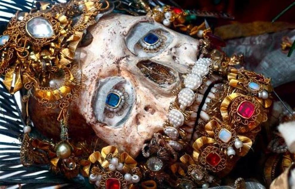 Terribly and pompously: ancient skeletons, 
