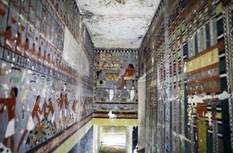 Египетские археологи нашли нетронутые гробницы, украшенные разноцветными фресками