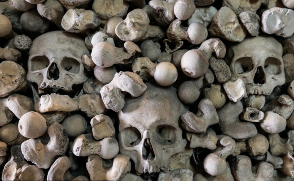 Тисячі кісток з маленької церкви: найбільша колекція людських останків, розташована у Великобританії