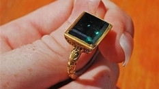 Золотое кольцо с изумрудом, обнаруженное у побережья штата Флорида