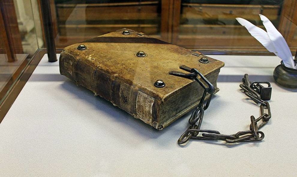Chain libraries, or why in medieval Europe books were kept under lock and key?