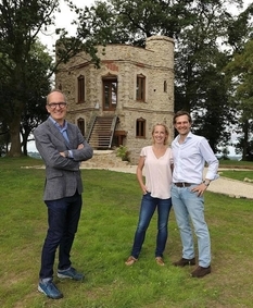 Супружеская пара из Великобритании продает отреставрированный замок