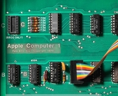 Первый компьютер компании Apple продали на аукционе