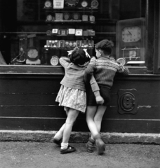 Pranks dzieci i spotkania kochanków: jak świat widział klasykę francuskiej fotografii?