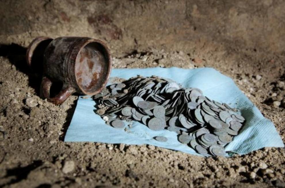 Польские археологи нашли горшок с серебряными монетами XVII века