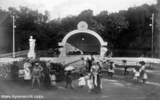 Места отдыха киевлян начала XX века в подборке черно-белых фотографий