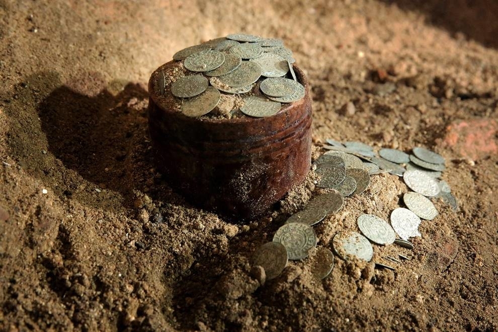 Under the altar of the Polish Church found more than a thousand coins