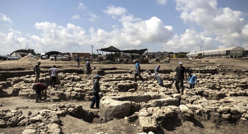 In Israel found the remains of a large city