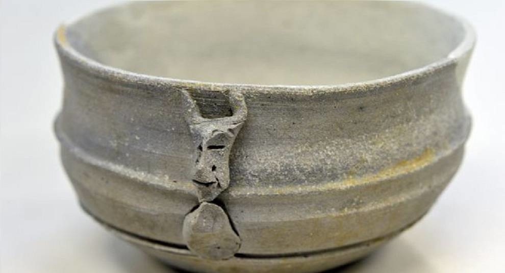 В Японії виявили чашу V століття з дивним обличчям