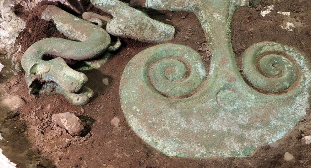 Датские ученые нашли бронзовый топор и двуликую фигурку