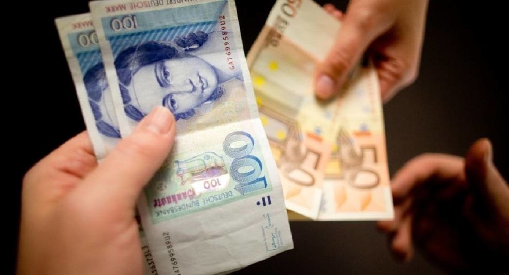 Money in the clock: a resident of Germany found a cash hoard