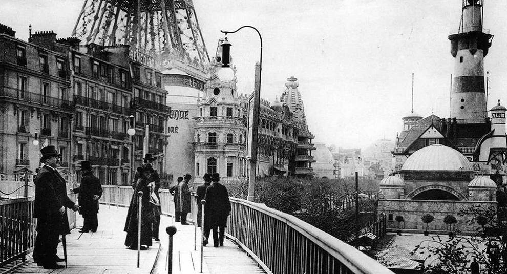 Moving sidewalk at the world's fair in Paris