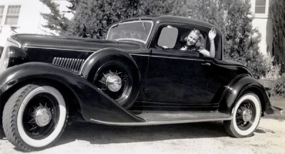 Retro beauty: women and cars of the 1930s