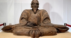A large statue of the unifier of Japan was found in Osaka