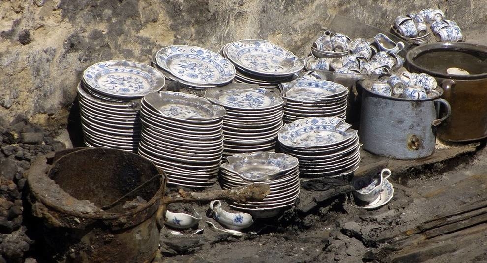 Old dishes were found in the basement of a Dresden cafe