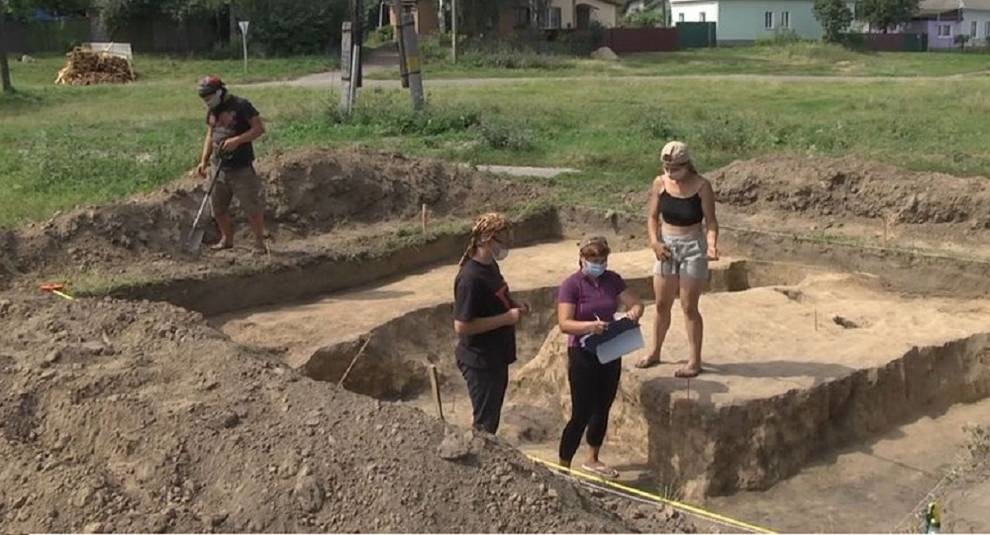 Раскопки в Новгород-Северском: археологи нашли украшение и фрагменты амфор