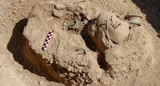 В турецком некрополе нашли могилу ребенка с красивыми браслетами