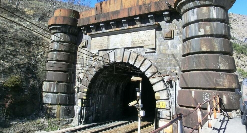 Between France and Italy: construction of the Mont Cenis tunnel